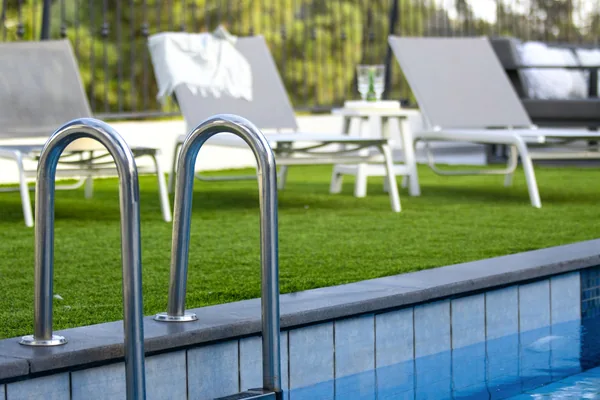 Playa de piscina con césped artificial en Pamplona